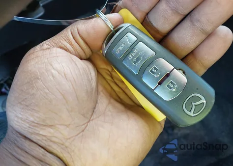 2018 Mazda Mazda3 Sport из США, поврежденный, VIN 3MZBN1U77JM181049